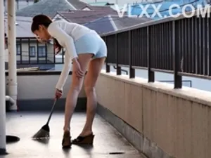 Nằm cạnh chị kế mở phim sex quay tay thì được chị giúp…