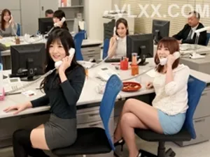 Bố đi công tác, con trai ở nhà tò te với mẹ.