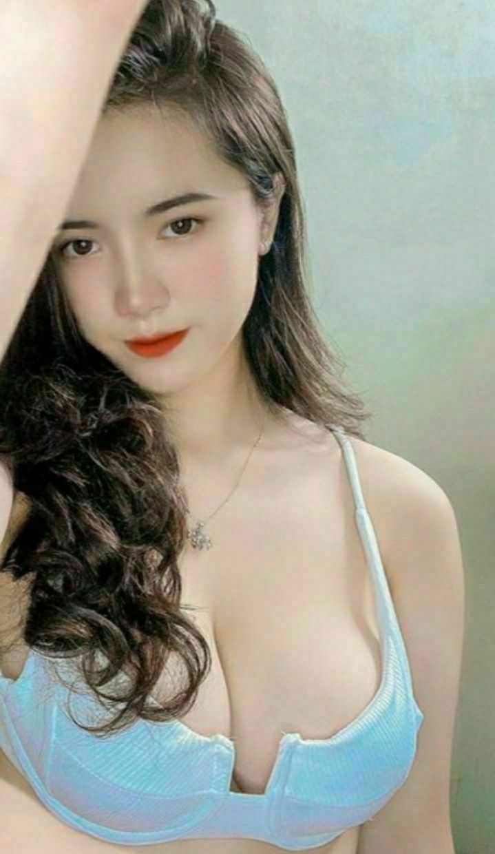 Sau bữa tiệc nhậu, chúng tôi đi hát và đám bạn đã say mèm trừ đồng nghiệp nữ xinh đẹp